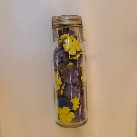 Blumen in Flasche gelb, violett grau, blau